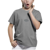 Ovaal Grijs Strijk Embleem Patch Reflecterende op een grijs t-shirt