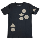 Reflecterende Driehoek Strijk Embleem Patch samen met andere reflecterende strijk patches op een zwart t-shirt