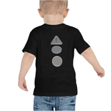 Reflecterend Rond Strijk Embleem Patch samen met de driehoek en ovale variant op de rugzijde van een zwart t-shirtje