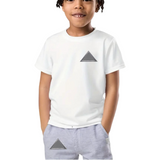 Reflecterende Driehoek Strijk Embleem Patch op zowel een wit t-shirt als een grijze broek