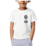 Reflecterende OK Tekst Strijk Embleem Patch Ovaal samen met een andere variant op een wit t-shirtje
