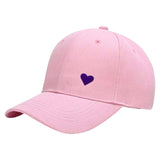 Paars Hartje Emaille Pin op een roze cap