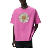 Margriet Madelief XXL Strijk Paillette Embleem Patch op een roze t-shirt