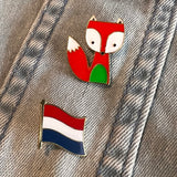Nederland Hollandse Vlag Emaille Pin samen met een rode vos emaille pin op een spijkerjasje