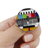 Close-up van de Testbeeld TV Retro Emaille Pin