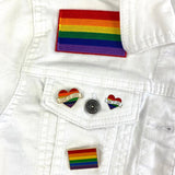 Rainbow Regenboog Hartje Love Is Love Tekst Gay Pride Emaille Pin S samen met andere pins en patches op een wit spijkerjack