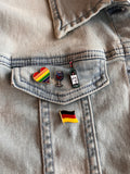 Duitse Duitsland Bundesrepublik Deutschland Vlag Emaille Pin samen met een rode wijn fles en glas pin en een hartje met regenboog vlag pin.