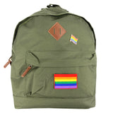 Rainbow Flag Regenboog Vlag LGBT Gay Pride Emaille Pin samen met een regenboog strijk patch op een legergroene rugzak