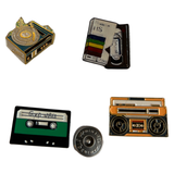 Cassettebandje Cassettedeck Tape Emaille Pin samen met vier andere muziek gerelateerde pins