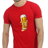 Bier Bierglas In Hand Full Color Strijk Applicatie Large op een rood t-shirtje