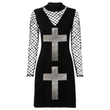 twee maal de Kruis Kruisridder Metaal look Strijk Applicatie op een zwarte jurk met net mouwen