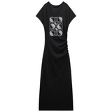 Yin Yang Strass Strijk Applicatie op een lange zwarte jurk