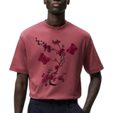 Bloesem Bloemen Vlinder Strijk Embleem Patch Set Bordeaux op een bordeaux rood t-shirt