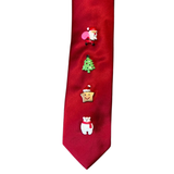 Closeup van de Pin Broche Steek Pin Knopen Set Kerst Christmas Winter op een rode stropdas