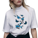 Bloesem Bloemen Vlinder Strijk Embleem Patch Set Blauw op een wit t-shirt