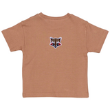 Wasbeer Racoon Strijk Embleem Patch op een bruin t-shirtje