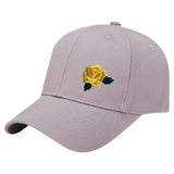 Roos Strijk Applicatie Patch Embleem Geel op een grijze cap