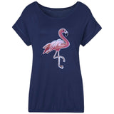 Roze Flamingo XXL Strijk Embleem Patch Links op een blauw t-shirt