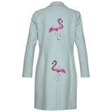 Roze Flamingo XXL Strijk Embleem Patch Rechts samen met de linker variant op de rugzijde van een groene mantel