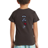 Ster Regenboog Glitter Strijk Embleem Patch samen met drie andere strijk patches op een donkergrijs t-shirt