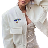 Kolibrie Strijk Embleem Patch Goud Accenten op een wit kort jasje