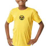 Smiley Emoji Gele Paillette Strijk embleem Patch op een geel t-shirtje
