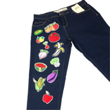 Aardbei Fruit Strijk Embleem Patch samen met andere groente en fruit strijk patches op een spijkerbroek