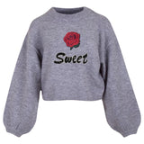 Sweet Tekst Strijk Strass Patch samen met een roos strijk patch op een grijze sweater