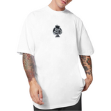 Poker Schoppen Aas Skull Gothic Strijk Embleem Patch op een wit t-shirt