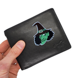 Heks Wicked Puntmuts Strijk Embleem Patch op een zwarte portemonnee