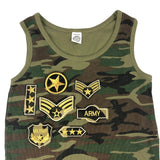Army Sterren Camouflage Strijk Embleem Patch samen met andere camouflage army strijk patches op een hemd met camouflage print