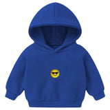 Emoji Smiley Rond Geel Strijk Embleem Patch Zonnebril op een blauwe kleine baby hoodie