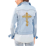 Kruis Cross Strijk Embleem Patch Goud op de achterzijde van een lichtblauw spijkerjasje