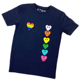 Hartje Regenboog Strijk Embleem Patch samen met allemaal hartjes met oogjes in verschillende kleuren op een donkerblauw t-shirtje