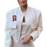 Vrouw Rode Baret Zonnebril Love Tekst Strijk Embleem Patch op een wit jasje