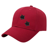 Twee maal de Ster Opnaai Fashion Part Kralen op een rode cap