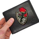 Roos Bloem Strass Strijk Embleem Patch op een zwarte portemonnee