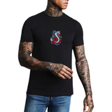 Cobra Slang Rode Rozen Strijk Embleem op een zwart t-shirt