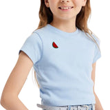 Meloen Watermeloen Emaille Pin op een lichtblauw t-shirtjje