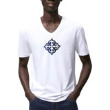 Tribal Paillette Donkerblauw Sequins Cosplay Strijk Embleem Patch op een wit t-shirt