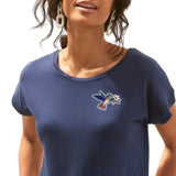 Kolibrie Strijk Embleem Patch Goud Accenten op een blauw t-shirt