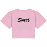 Sweet Tekst Strijk Strass Patch op een kort roze t-shirt