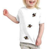 Drie mala de Bij Bijen Strijk Embleem Patch Rood Beige op een wit t-shirtje