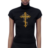 Kruis Cross Strijk Embleem Patch Goud op een zwart shirt met col