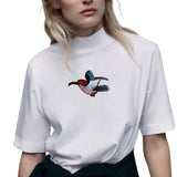 Vogel Kromme Snavel Strijk Embleem Patch op een wit t-shirt