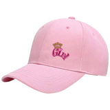 Girl Tekst Kroon Strijk Embleem Patch op een roze cap