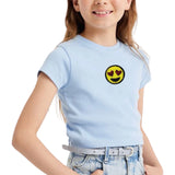 Smiley Emoji Gele Paillette Strijk embleem Patch op een lichtblauw t-shirt