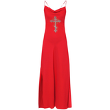 Kruis Cross Strijk Embleem Patch Zilver op een rode lange jurk