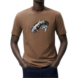 Karper Koi Vis XL Strijk Embleem Patch op een bruin t-shirt