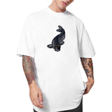 Koi Karper Vis Strijk Embleem Patch op een wit t-shirt
